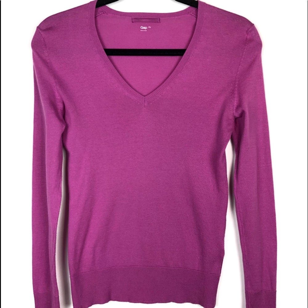 Gap long sleeve v-neck sweater. Size XS